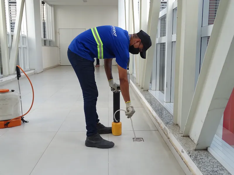 Técnico da Desinsect fazendo aplicação no ralo